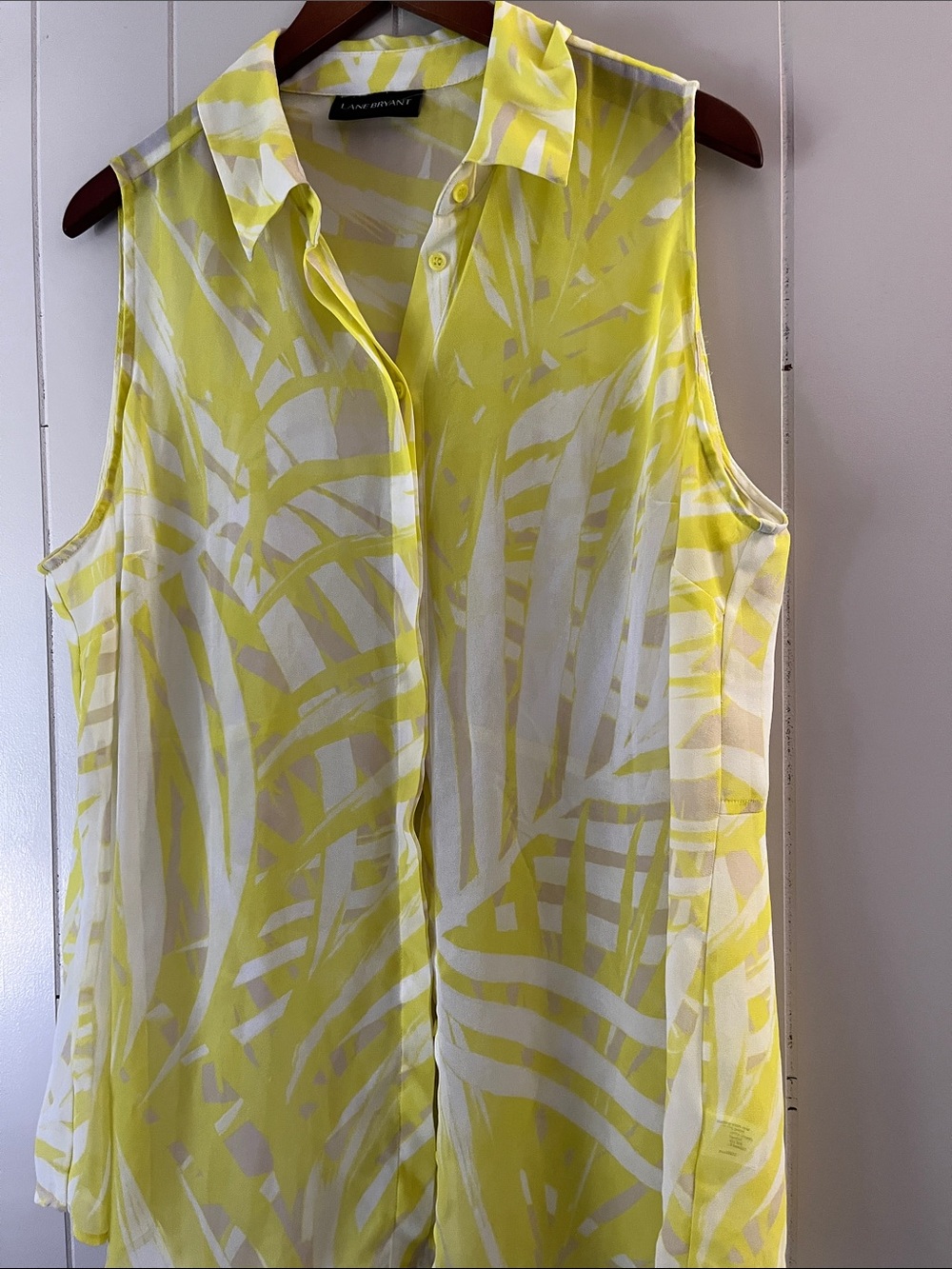Laila Jayde Yellow & White Sleeveless Button-Up Shirt